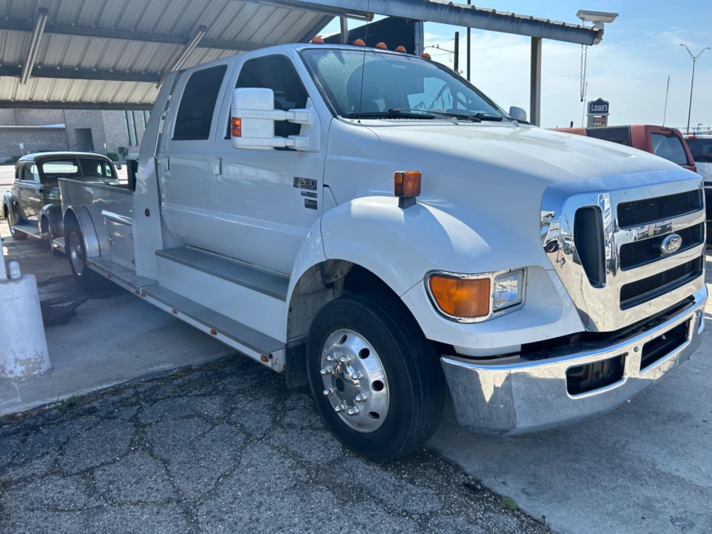 2011 White Ford F-650 Crew Cab 2WD DRW (3FRNW6FG2BV) with an 6.7L L6 DIESEL CUMMINS engine, Automatic transmission, located at 1687 Business 35 S, New Braunfels, TX, 78130, (830) 625-7159, 29.655487, -98.051491 - Photo#3